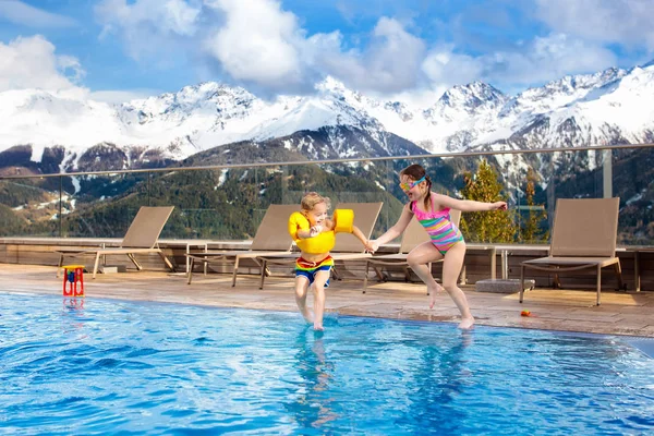 孩子们在户外游泳池的阿尔卑斯山度假胜地 — 图库照片