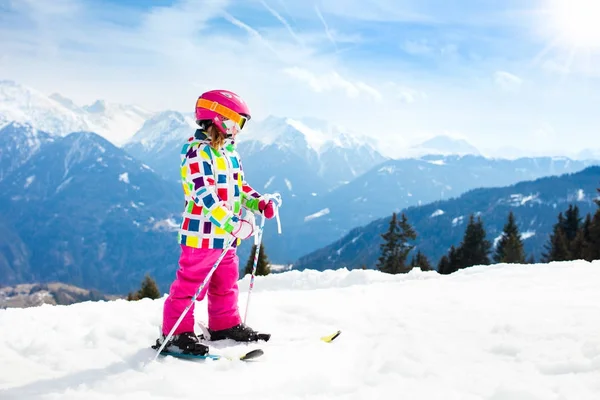Esqui e neve divertido. Crianças a esquiar. Criança esporte de inverno . — Fotografia de Stock