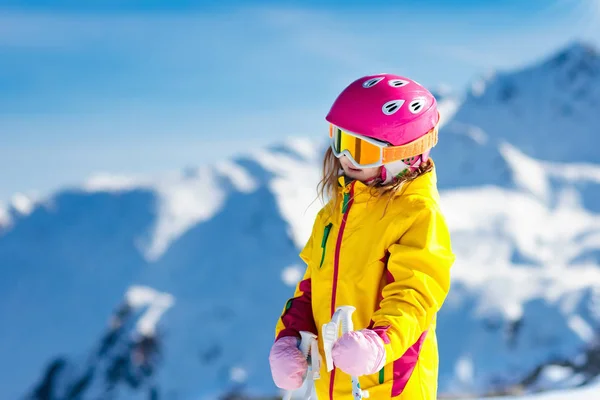 Esqui e neve divertido. Crianças a esquiar. Criança esporte de inverno . — Fotografia de Stock