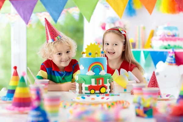 Дитяча вечірка. Торт на день народження зі свічками для дитини . — стокове фото
