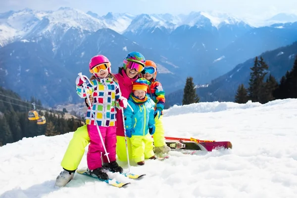 Vacanza sugli sci in famiglia. Sport invernali sulla neve per bambini . — Foto Stock