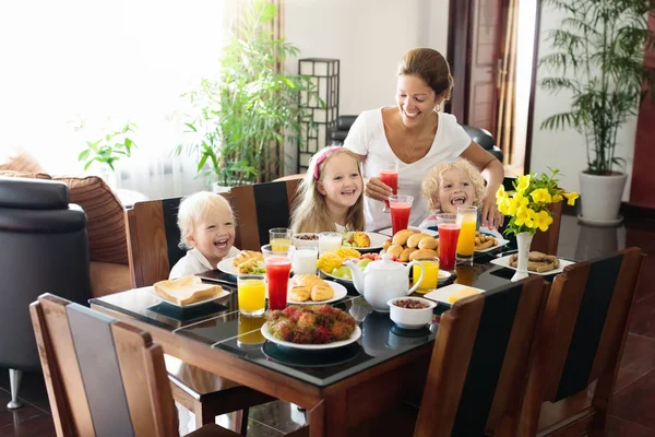 Здоровый семейный завтрак для матери и детей . — стоковое фото