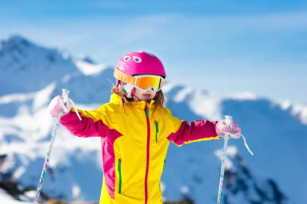 Esqui e neve divertido. Crianças a esquiar. Criança esporte de inverno . — Fotografia de Stock