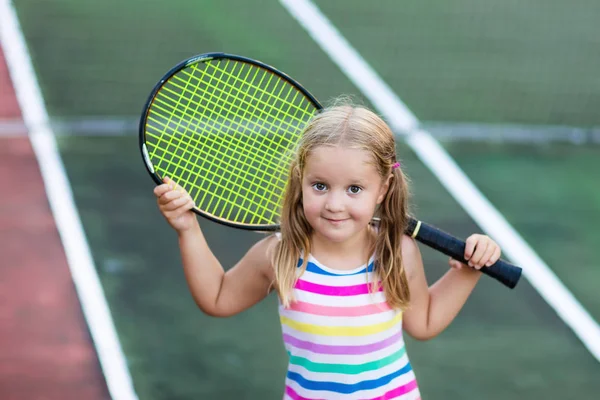 Niño jugando tenis en la cancha al aire libre — Foto de Stock