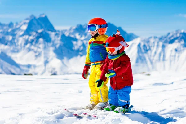 Lyžařská a snow zimní radovánky pro děti. Děti lyžování. — Stock fotografie