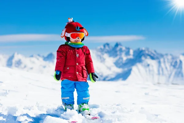 Bambini sport invernali sulla neve. I bambini sciano. Sciare in famiglia . — Foto Stock