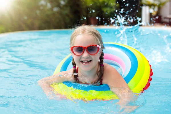Kind in zwembad. Kinderen zwemmen. Water spelen. — Stockfoto