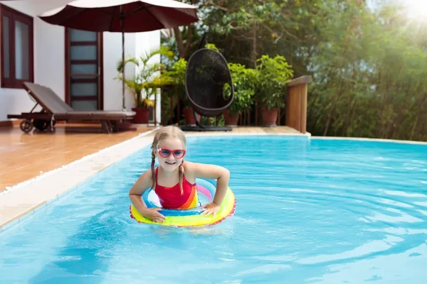 Niño en la piscina. Los niños nadan. Juego de agua . — Foto de Stock