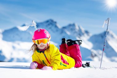 Kayak ve kar eğlenceli. Kayak çocuklar. Çocuk kış spor.