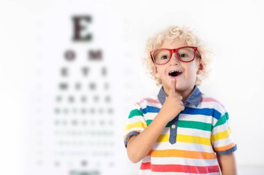 Göz görme testi, çocuk. Optitian evlat. Gözlük çocuklar için.