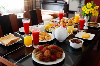 Sağlıklı aile kahvaltı. Meyve, ekmek, meyve suyu.