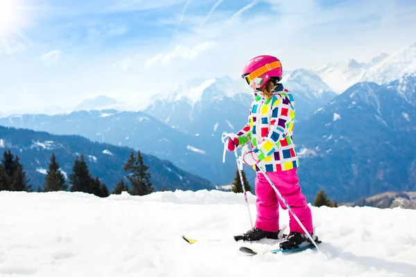 Ski et plaisir de neige. Les enfants skient. Sport d'hiver enfant . — Photo