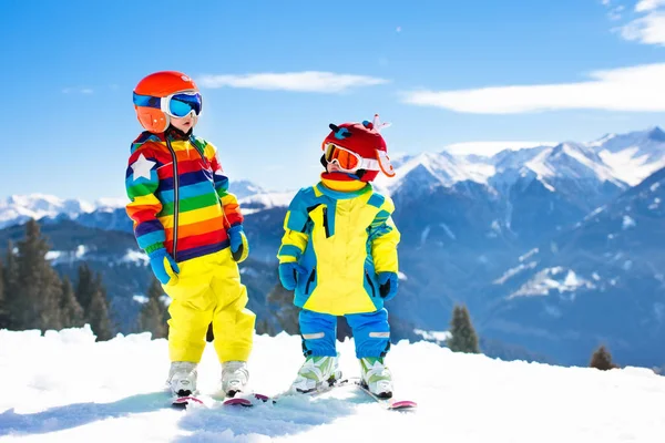 Ski en sneeuw Winterpret voor kinderen. Kinderen skiën. — Stockfoto