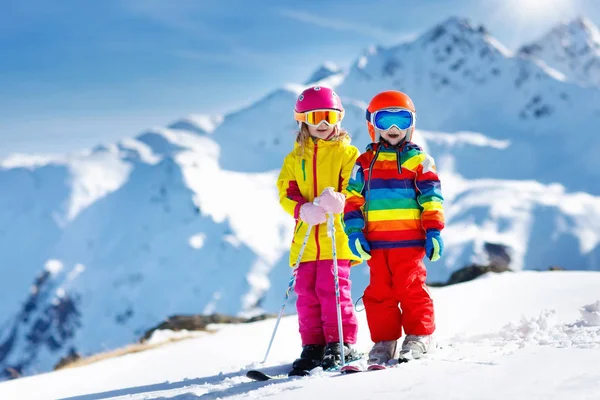 Narty i śnieg zimowe zabawy dla dzieci. Dzieci narciarstwo. — Zdjęcie stockowe
