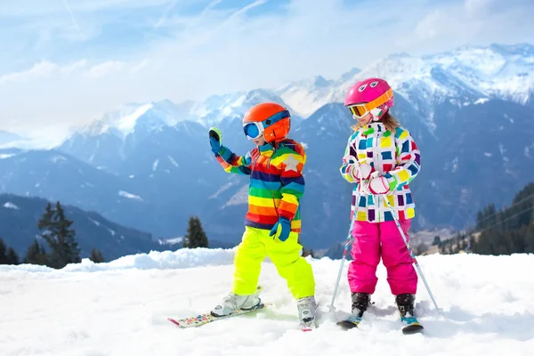 滑雪和雪的冬季娱乐活动的孩子们。儿童滑雪. — 图库照片