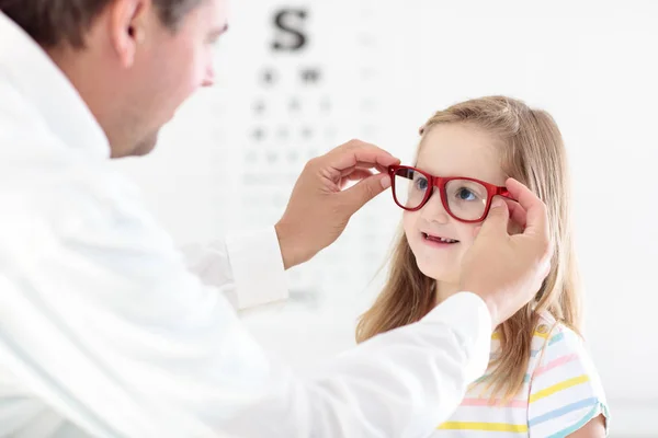 Dítě na zraku. Kluk na optitian. Brýle pro děti. — Stock fotografie
