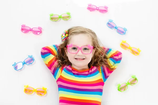 Barn på syn synundersökning. Kid på optitian. Glasögon för barn. — Stockfoto