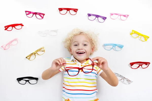 孩子眼睛视力测试。孩子在 optitian。孩子们的的眼镜. — 图库照片