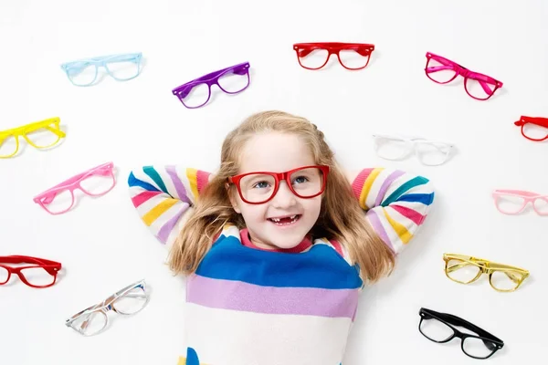 Prueba del niño a la vista. Un chico optimista. Gafas graduadas para niños . —  Fotos de Stock