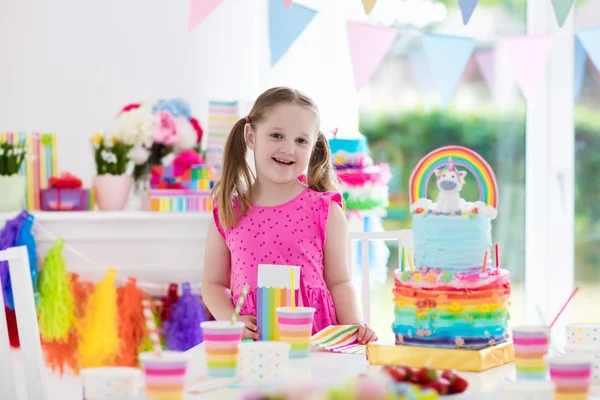 Barn födelsedagsfest. Liten flicka med tårta. — Stockfoto