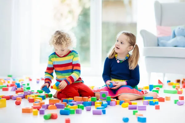 Los niños juegan con bloques de juguetes. Juguetes para niños . — Foto de Stock