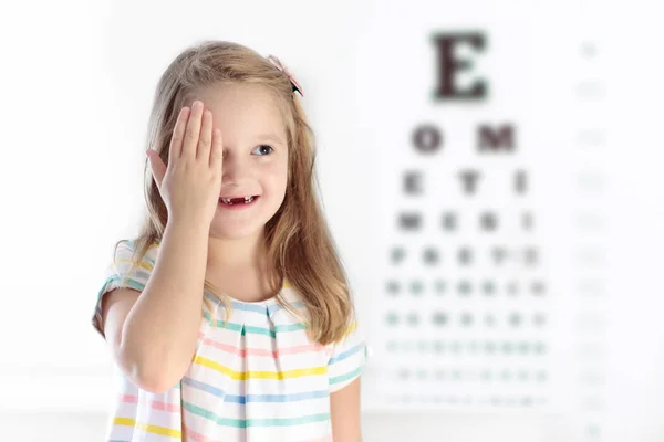 Kind op zicht oogtest. Kid op optitian. Brillen voor kinderen. — Stockfoto