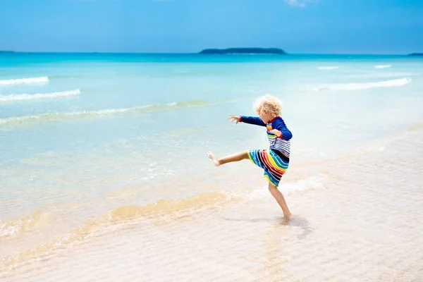 Dítě na tropické pláži. Moře dovolená s dětmi. — Stock fotografie