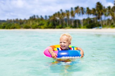 Çocuk tropik sahilde. Deniz tatil çocuklarla.