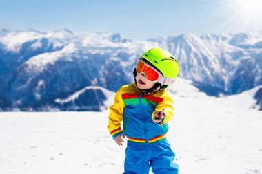 Kış kar spor çocuklar. Çocuk Kayak. Aile Kayak.