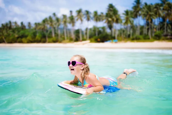 As crianças surfam na praia tropical. Férias com criança . — Fotografia de Stock