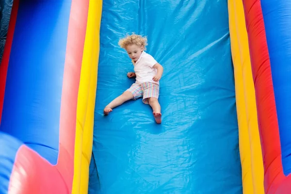 Niño saltando en el trampolín del patio. Niños saltan . — Foto de Stock