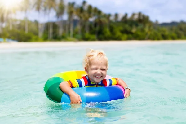 Criança na praia tropical. Férias no mar com crianças . — Fotografia de Stock