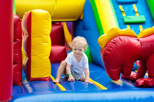 Criança a saltar no trampolim do parque infantil. Crianças saltam . — Fotografia de Stock