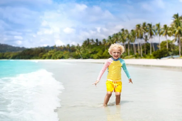 Παιδί στην τροπική παραλία. Διακοπές στη θάλασσα με τα παιδιά. — Φωτογραφία Αρχείου