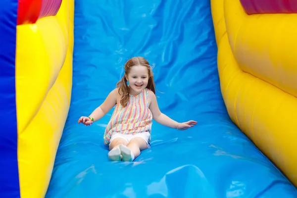 Niño saltando en el trampolín del patio. Niños saltan . — Foto de Stock