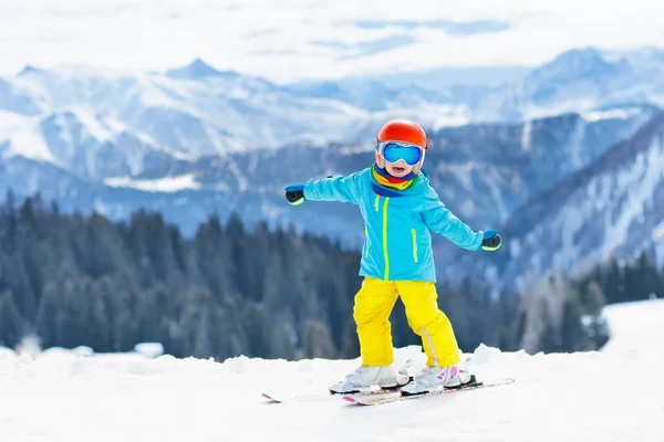 Sports d'hiver pour enfants. Les enfants skient. Ski familial . — Photo