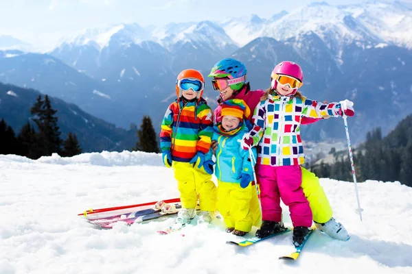 ΟΙΚΟΓΕΝΕΙΑΚΕΣ ΣΚΙ ΔΙΑΚΟΠΕΣ. Χειμώνα χιόνι άθλημα για παιδιά. — Φωτογραφία Αρχείου