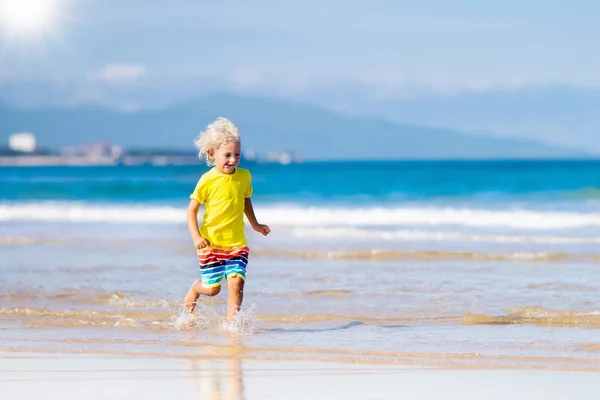 Criança na praia tropical. Férias no mar com crianças . — Fotografia de Stock