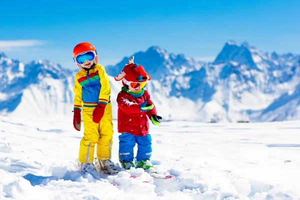 Sci e neve divertimento invernale per bambini. Bambini che sciano . — Foto Stock