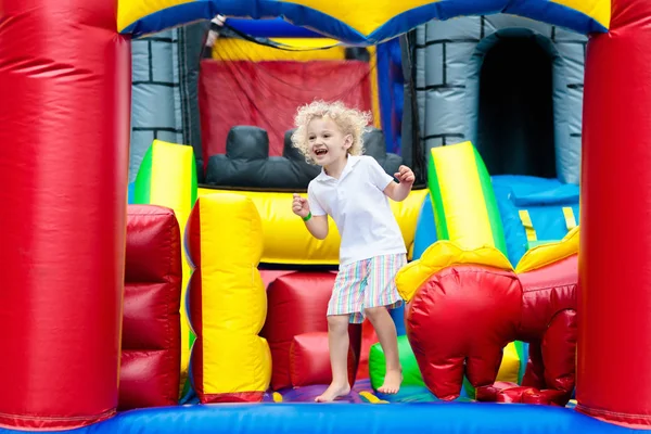 Dziecko, skoki na plac zabaw trampolina. Dzieci skok. — Zdjęcie stockowe