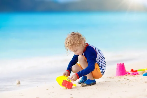 Los niños juegan en la playa tropical. Arena y agua juguete . —  Fotos de Stock
