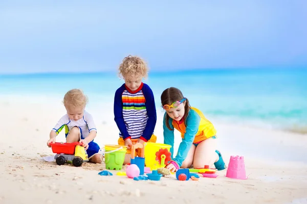 Niños en la playa tropical. Niños jugando en el mar . —  Fotos de Stock