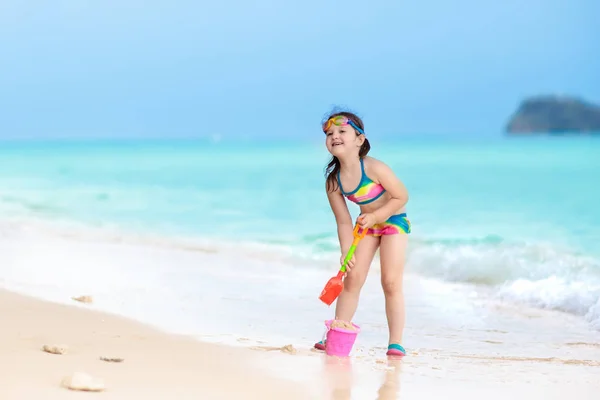어린이 들은 열 대 해변에서 놀. 모래와 물 장난감. — 스톡 사진