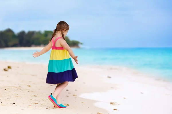 Kinderen op tropisch strand. Kinderen spelen op zee. — Stockfoto