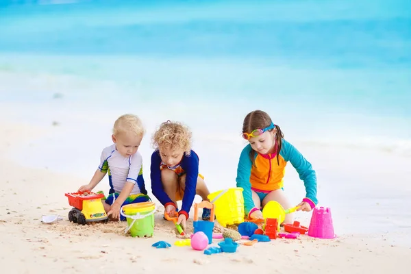 Crianças na praia tropical. Crianças brincando no mar . — Fotografia de Stock