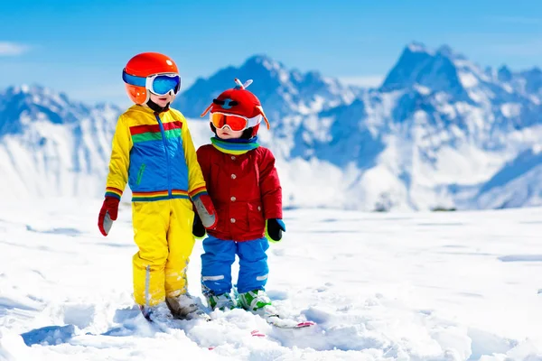 Sci e neve divertimento invernale per bambini. Bambini che sciano . — Foto Stock