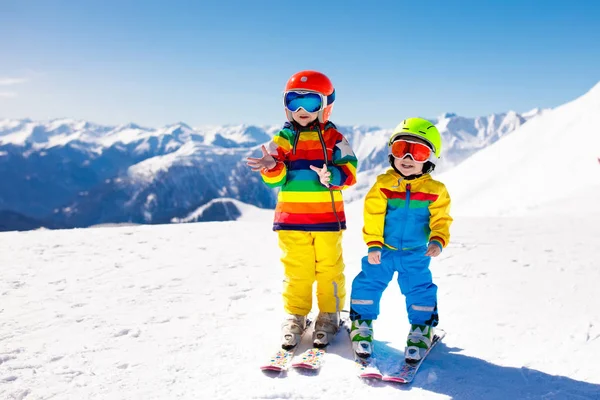 Sci e neve divertimento invernale per bambini. Bambini che sciano . — Foto Stock