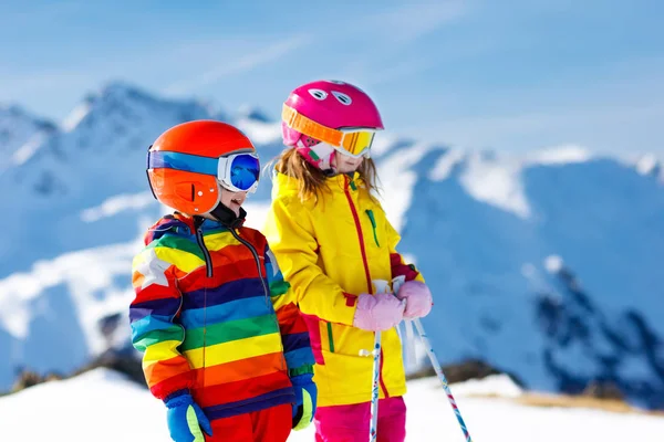 Sci e neve divertimento invernale per bambini. Bambini che sciano . — Foto Stock