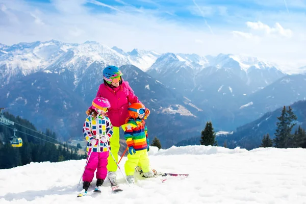 Urlop narciarski dla rodzin z dziećmi. Zima snow sport dla dzieci. — Zdjęcie stockowe