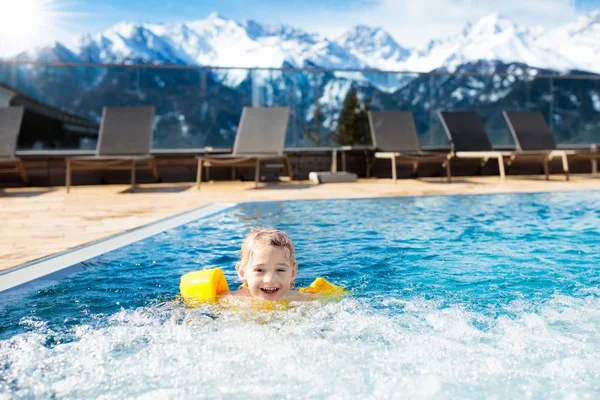 Alpesi üdülőhely szabadtéri medencénél gyermek — Stock Fotó